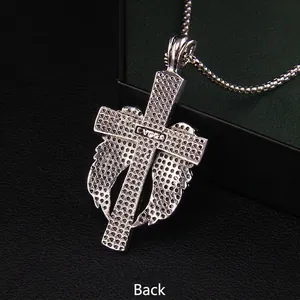 Collier rétro pendentif croix ailes argenté, vue arrière avec texture en nid d'abeille