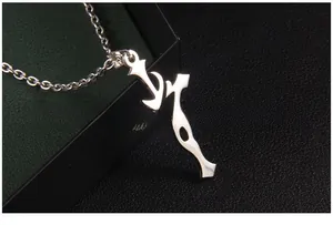 Gros plan d'un collier pendentif croix en acier argenté sur une surface en cuir