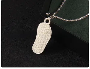 Vue macro du dos du pendentif empreinte en argent avec finition ondulée concentrique