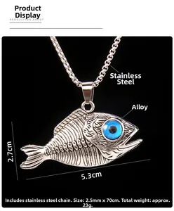 Détail du pendentif arête de poisson vintage avec œil bleu et mesures de dimensions