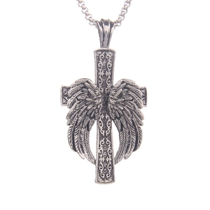 Collier gothique vintage avec croix, ailes d'ange et plumes sur une chaîne argentée