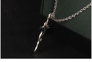Vue détaillée du pendentif épée argenté avec texture en métal brossé et sa chaîne