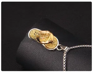 Vue détaillée du collier avec pendentif tong bicolore or et argent serti d'un zircon