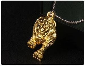 Vue détaillée d'un pendentif tête de lion dorée style punk avec chaîne à billes en acier
