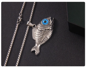 Vue détaillée du pendentif arête de poisson punk avec œil bleu sur cuir noir