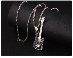 Détail du pendentif guitare Y2K avec motif feuille sur une chaîne à maillons box