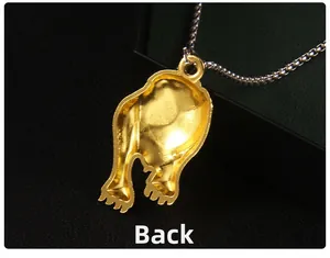 Vue macro du verso d'un pendentif lion doré montrant les détails et la texture du métal