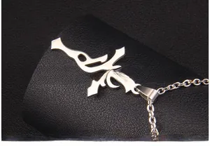 Gros plan détaillé d'un pendentif croix en acier argenté sur une texture cuir noir