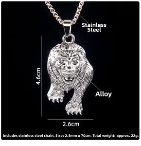 Détail du pendentif tête de lion de 4,6 cm avec une chaîne en acier inoxydable de 70 cm