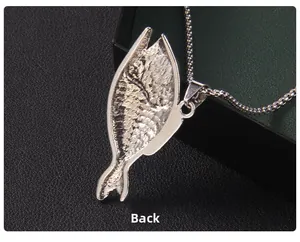 Vue arrière macro du collier pendentif arête de poisson montrant les détails de texture