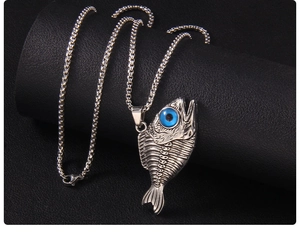 Détail du pendentif arête de poisson vintage avec œil bleu sur support en cuir noir