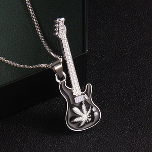 Collier avec pendentif guitare électrique argent et noir avec motif de feuille central
