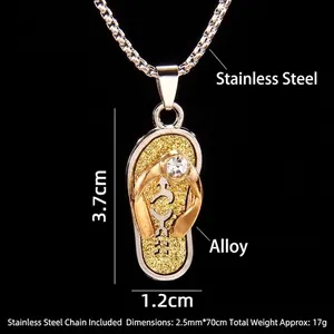 Collier pendentif tong créatif avec strass étincelants en finition or et argenté