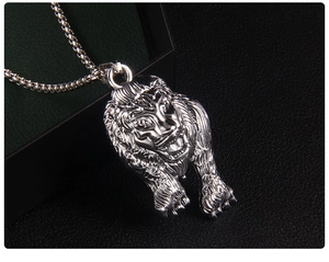 Détail macro du pendentif tête de lion en argent avec textures métalliques et chaîne punk