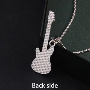 Collier avec pendentif guitare argenté vue arrière avec surface texturée et chaîne à maillons