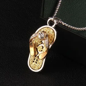 Collier avec pendentif tongs créatif bicolore or et argent orné d'un strass