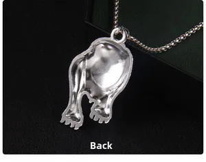 Vue détaillée de l'arrière du pendentif lion argenté montrant la texture métallique réelle