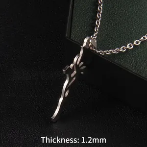 Collier avec pendentif croix en acier inoxydable poli d'une épaisseur de 1,2 mm