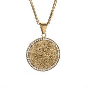 Collier médaille Saint Georges terrasse le dragon en or avec bordure en zircons