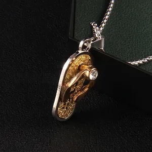 Collier tongs chic avec texture dorée scintillante et pierre de zircon en argent
