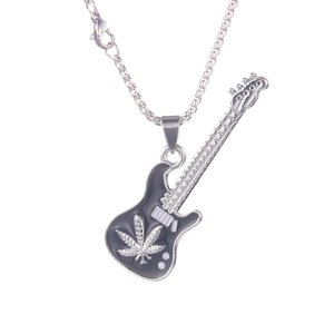 Collier guitare argenté avec émail noir et motif de feuille sur une chaîne à billes