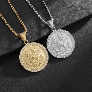 Collier Pendentif Saint Georges Terrassant Le Dragon en Acier Inoxydable Hip Hop Rétro Strass Chevalier Relief Bijoux