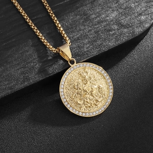 Collier médaillon Saint-Georges terrassant le dragon avec zircons et chaîne dorée