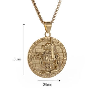 Détail macro du pendentif Anubis doré avec hiéroglyphes égyptiens et dimensions