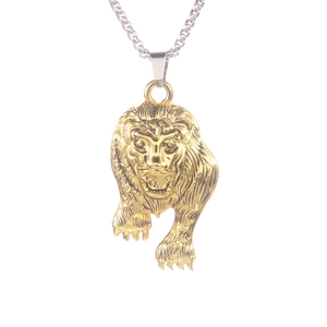 Pendentif tête de lion doré pour homme avec chaîne en acier argenté sur fond blanc