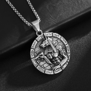 Collier médaillon hip hop argenté Anubis avec détails de hiéroglyphes égyptiens