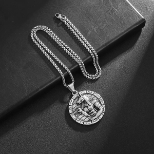 Collier pour homme avec pendentif rond Anubis en relief égyptien sur acier argenté mat