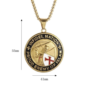 Collier pendentif bouclier Templier plaqué or avec dimensions de 55mm sur 41mm