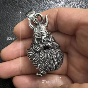 Dimensions détaillées d'un pendentif casque crâne viking vintage en acier inoxydable
