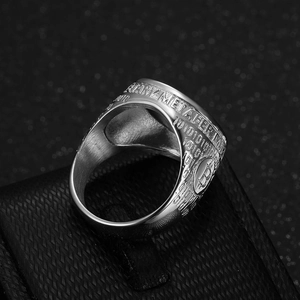 Bague bitcoin en acier titane poli avec gravure metaverse et séquence de code binaire