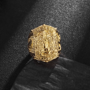 Anello hip hop placcato oro con rilievo di Gesù e incisione Deus é Bom