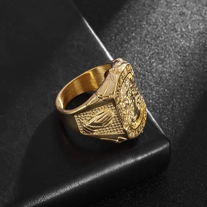 Anello a sigillo hip hop in acciaio placcato oro con rilievo religioso e mani in preghiera