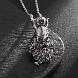 Détail du pendentif crâne viking avec casque à cornes et finition en métal argenté