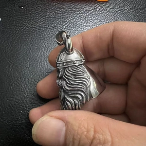 Vue détaillée du pendentif casque Viking en acier titane avec textures de barbe fines