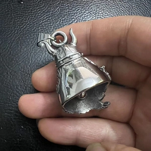 Gros plan détaillé d'un pendentif cloche de motard vintage viking en acier titane