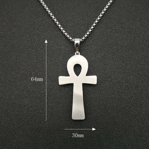 Détail du pendentif Ankh argenté de 64mm x 30mm sur texture noire élégante