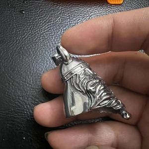 Détail macro du pendentif cloche en forme de casque de guerrier viking en acier vieilli