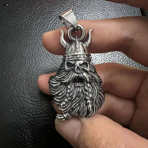 Détail macro du pendentif crâne viking vintage avec casque à cornes et finition argentée