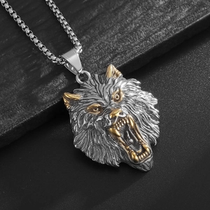 Polierte Wikinger-Fenrir-Wolfskopf-Halskette aus Edelstahl mit Goldakzenten