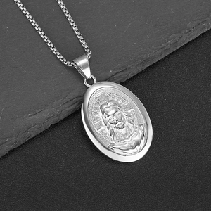 Collier pendentif Jésus ovale en acier inoxydable poli avec relief de croix et chaîne vénitienne