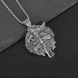 Collier avec pendentif Odin Viking en acier inoxydable poli et relief de guerrier