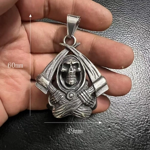 Macro shot showing dimensions of vintage Grim Reaper skull pendant in S925 silver