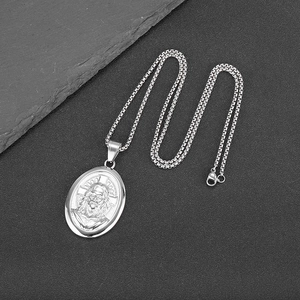 Collier avec pendentif portrait de Jésus en acier inoxydable poli de couleur argent