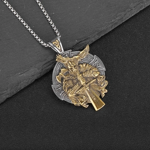 Collier avec pendentif Odin Viking en acier inoxydable poli et détails dorés sur ardoise