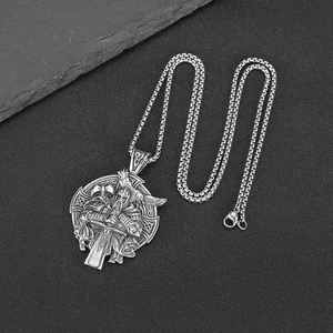 Collier avec pendentif Viking Odin en acier inoxydable poli sur une chaîne maille boîte