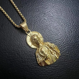 Dettaglio del ciondolo San Giuda Taddeo placcato oro 316L con catena a maglia quadra
